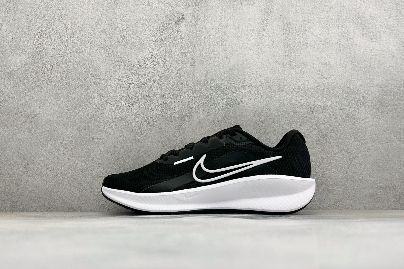 福利特价 NIKE DOWNSHIFTER 13 登月缓震网面轻便透气跑步鞋 货号：FD6454-103 尺码：36-4