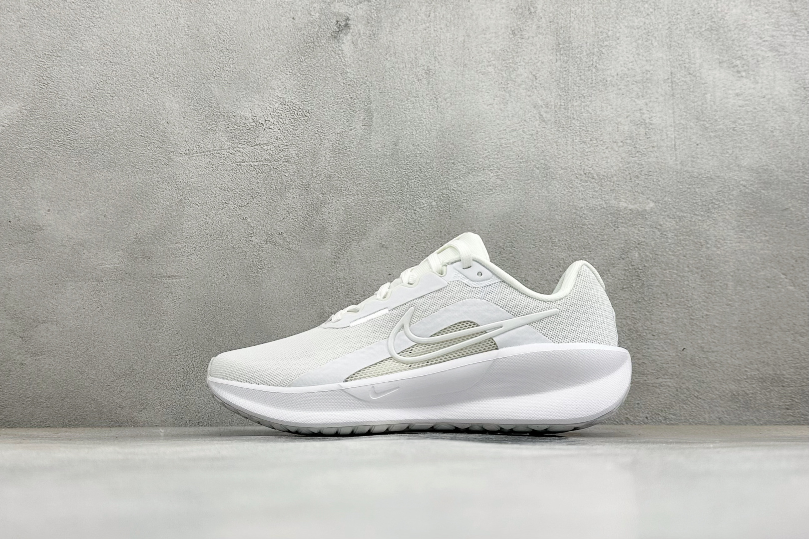 福利特价 NIKE DOWNSHIFTER 13 登月缓震网面轻便透气跑步鞋 货号：FD6454-103 尺码：36-4