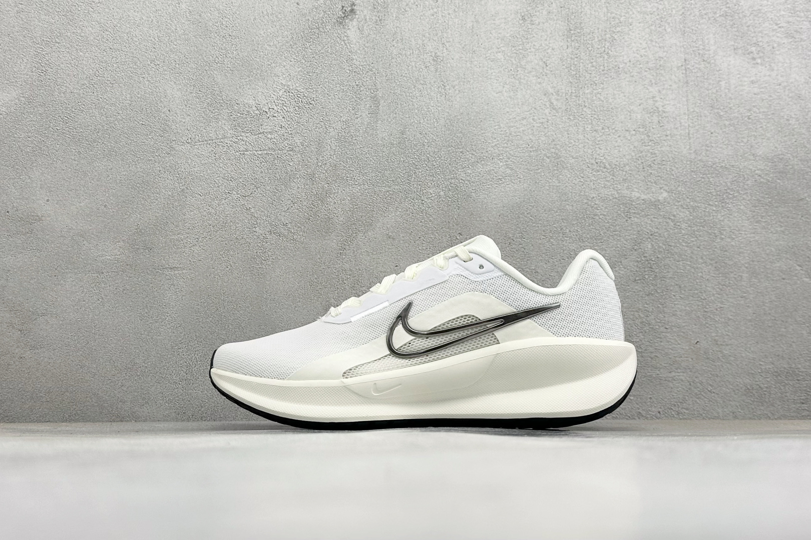 福利特价 NIKE DOWNSHIFTER 13 登月缓震网面轻便透气跑步鞋 货号：FD6454-103 尺码：36-4