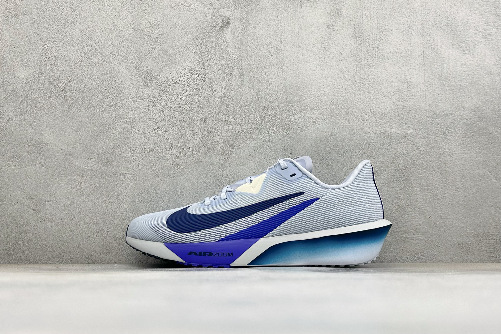 福利特价 NIKE AIR Zoom RIVAL Fly 4 织物减震轻盈跑步鞋 该鞋款专为训练和竞速而生 助力疾速畅跑 福利特价 NIKE AIR Zoom RIVAL Fly 4 织物减震轻盈跑步鞋 该鞋款专为训练和竞速而生 助力疾速畅跑