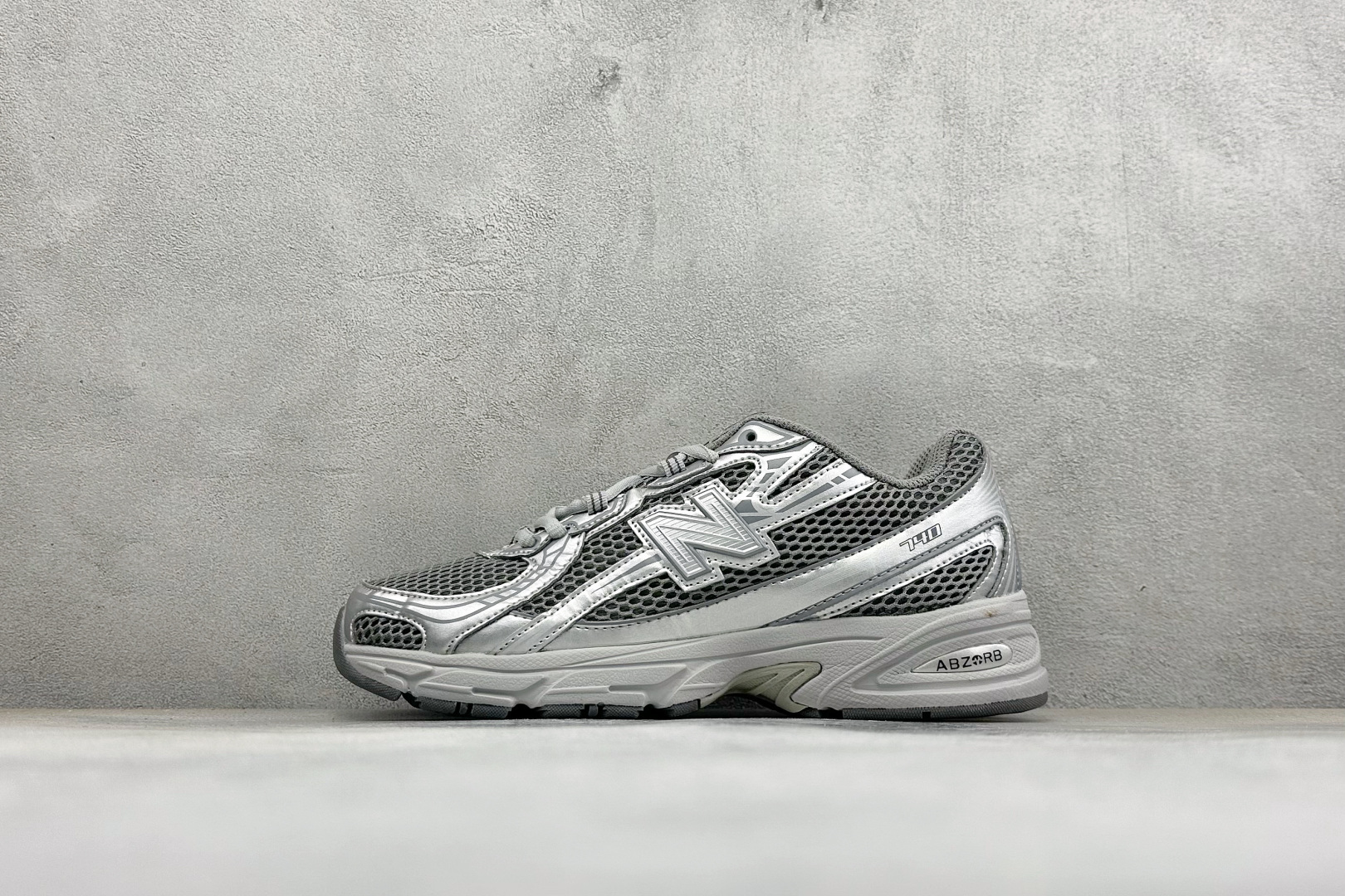HA版New Balance NB740 轻便复古休闲运动跑步鞋 全鞋身以网格布作为基地,在细节部分以皮革作为辅助添加, HA版New Balance NB740 轻便复古休闲运动跑步鞋 全鞋身以网格布作为基地,在细节部分以皮革作为辅助添加,