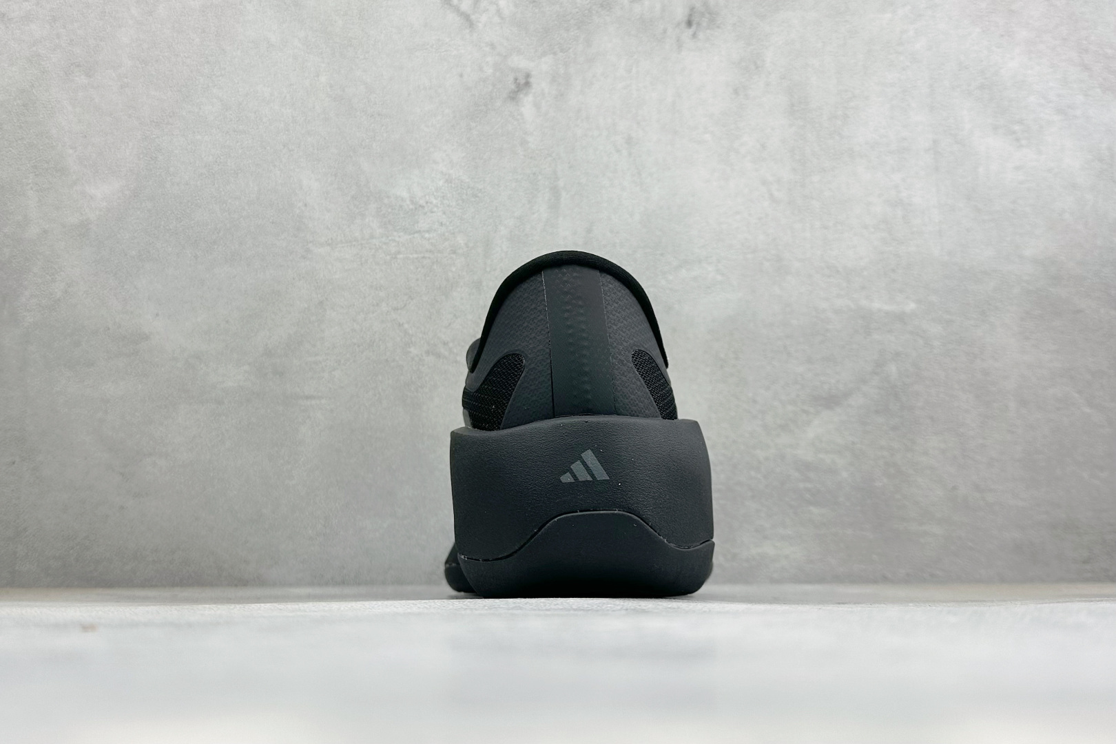 TF版ADIDAS 舒适百搭防滑耐磨 低帮休闲跑步鞋 中底配置方面搭载全掌Lightstrike Pro 鞋面采用透气网 TF版ADIDAS 舒适百搭防滑耐磨 低帮休闲跑步鞋 中底配置方面搭载全掌Lightstrike Pro 鞋面采用透气网