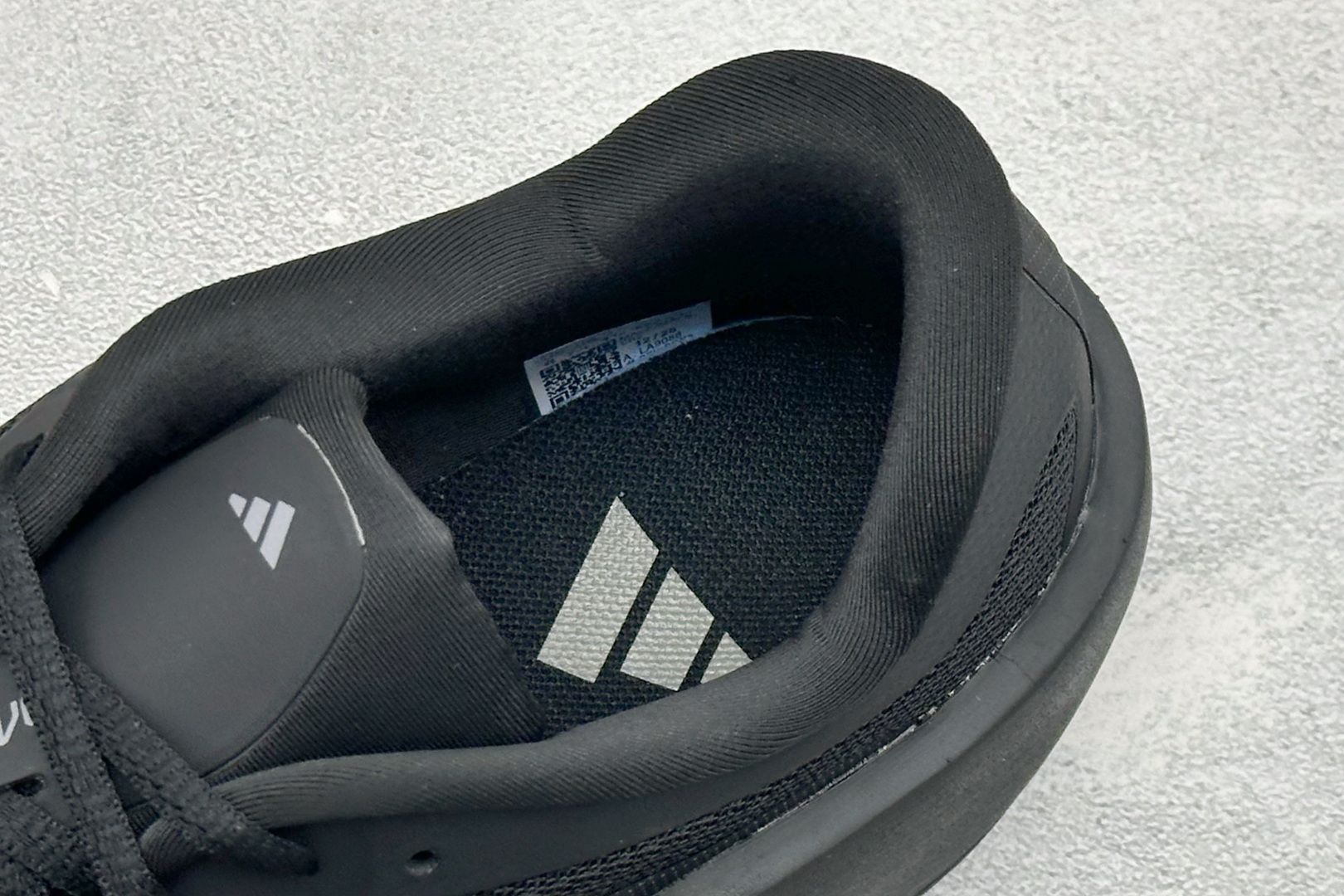 TF版ADIDAS 舒适百搭防滑耐磨 低帮休闲跑步鞋 中底配置方面搭载全掌Lightstrike Pro 鞋面采用透气网 TF版ADIDAS 舒适百搭防滑耐磨 低帮休闲跑步鞋 中底配置方面搭载全掌Lightstrike Pro 鞋面采用透气网