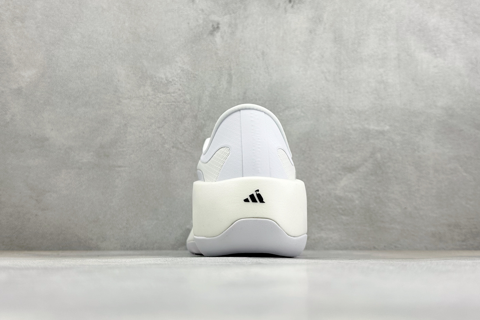 终端放店 TF版ADIDAS 舒适百搭防滑耐磨 低帮休闲跑步鞋 中底配置方面搭载全掌Lightstrike Pro  鞋