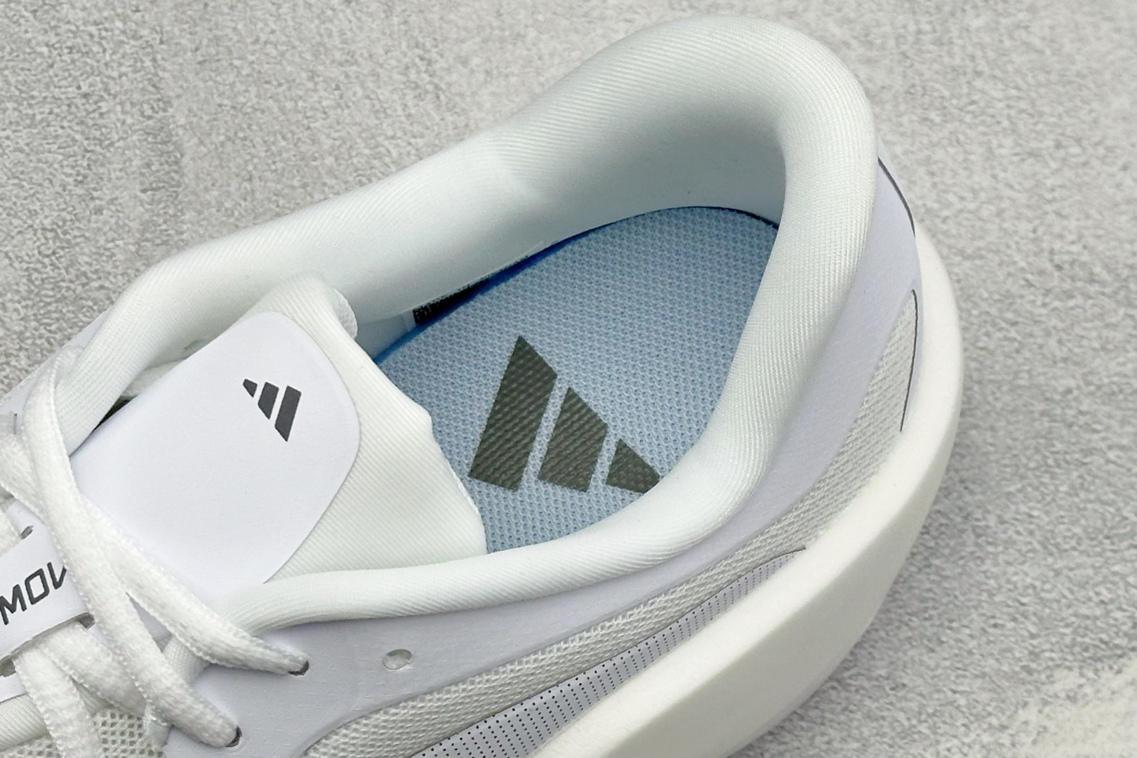 终端放店 TF版ADIDAS 舒适百搭防滑耐磨 低帮休闲跑步鞋 中底配置方面搭载全掌Lightstrike Pro  鞋