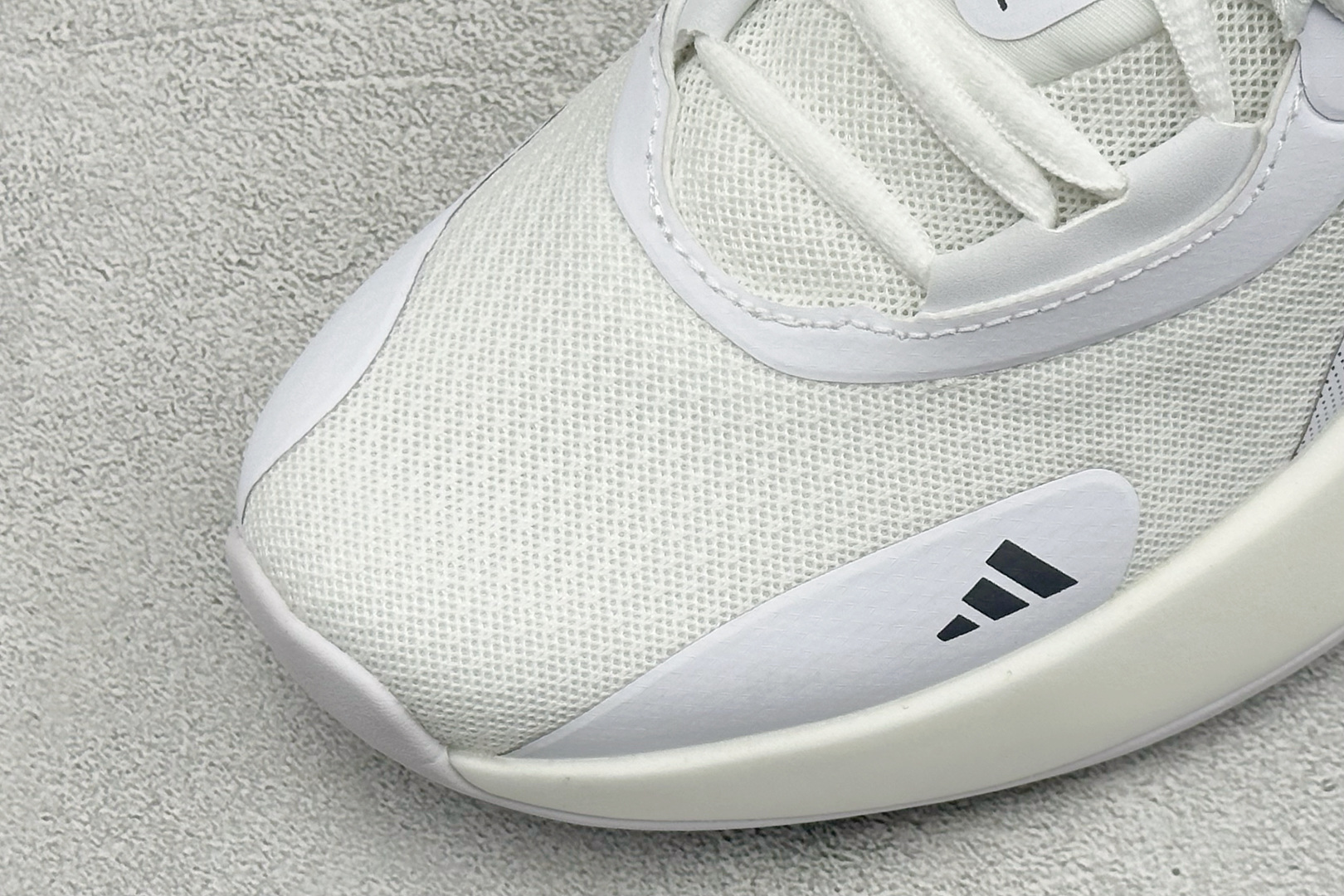 终端放店 TF版ADIDAS 舒适百搭防滑耐磨 低帮休闲跑步鞋 中底配置方面搭载全掌Lightstrike Pro  鞋