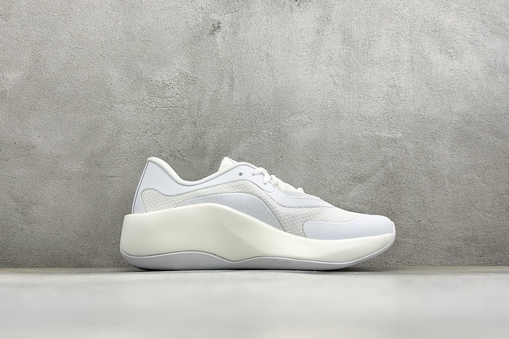终端放店 TF版ADIDAS 舒适百搭防滑耐磨 低帮休闲跑步鞋 中底配置方面搭载全掌Lightstrike Pro  鞋