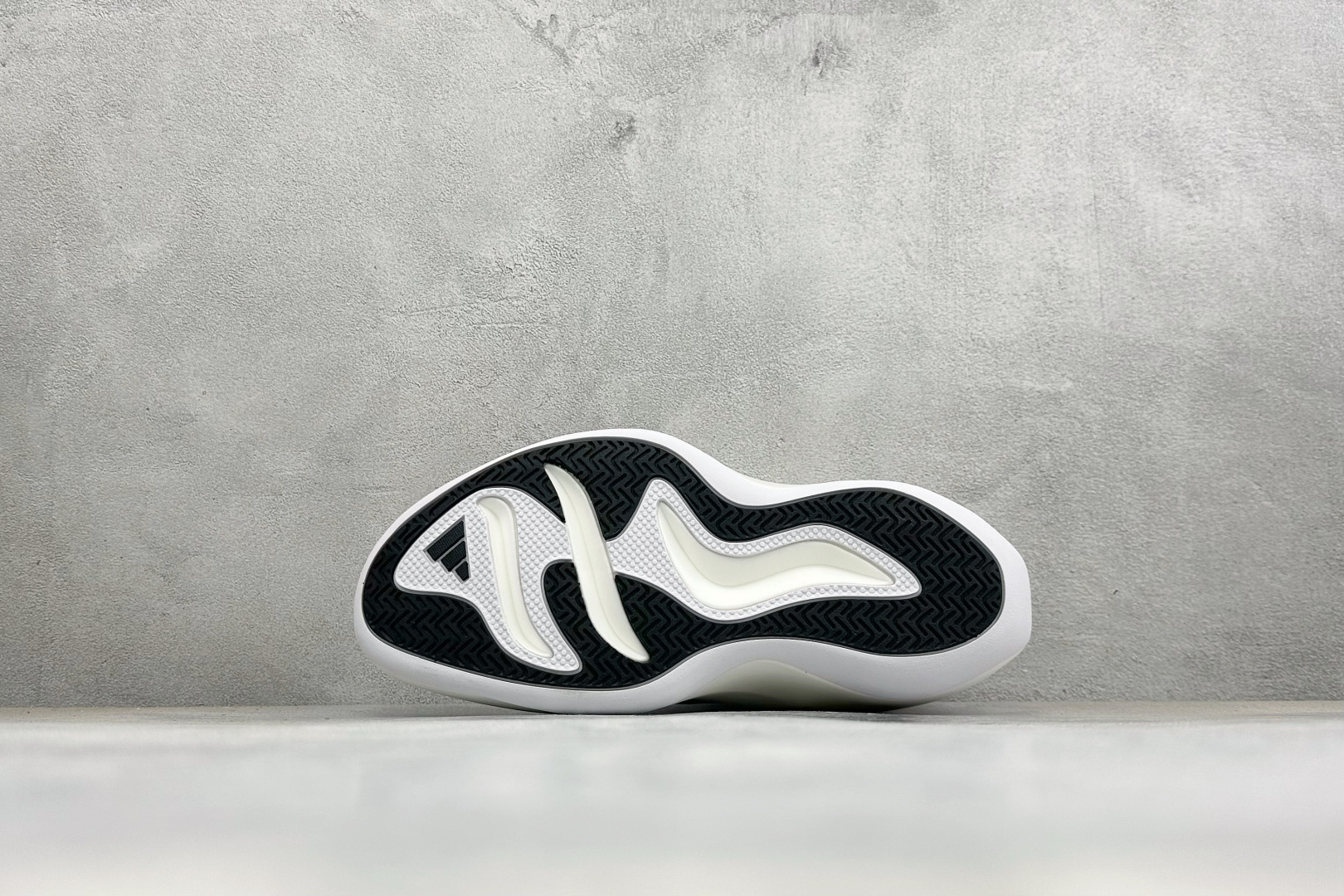 终端放店 TF版ADIDAS 舒适百搭防滑耐磨 低帮休闲跑步鞋 中底配置方面搭载全掌Lightstrike Pro  鞋