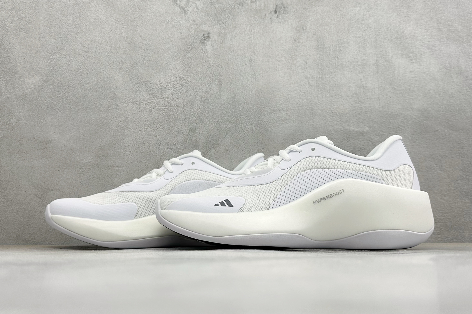 终端放店 TF版ADIDAS 舒适百搭防滑耐磨 低帮休闲跑步鞋 中底配置方面搭载全掌Lightstrike Pro  鞋