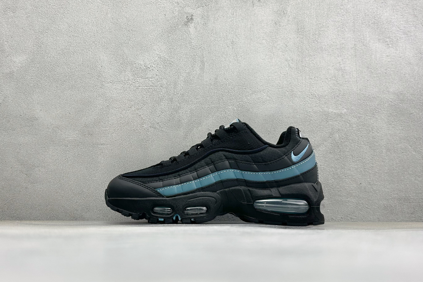 Nike Air Max 95 黑篮 复古减震气垫跑鞋 货号:IB1667-004 尺码:36 36.5 37.5 38 Nike Air Max 95 黑篮 复古减震气垫跑鞋 货号:IB1667-004 尺码:36 36.5 37.5 38