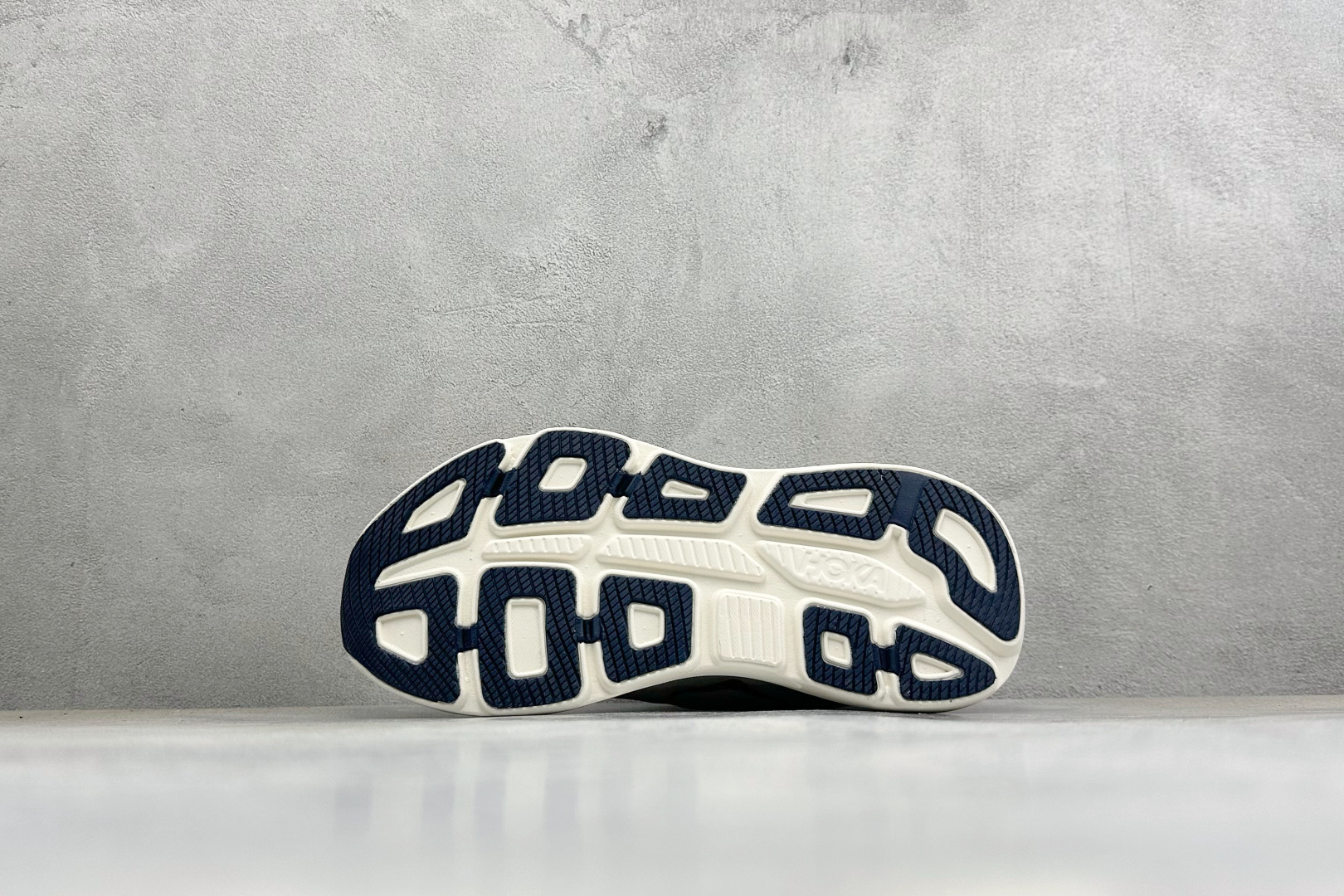 Hoka One One Bondi 9 机能缓震跑鞋 #鞋面部分采用工程网眼面料,可以确保必要的透气性能。使用了全新的 Hoka One One Bondi 9 机能缓震跑鞋 #鞋面部分采用工程网眼面料,可以确保必要的透气性能。使用了全新的