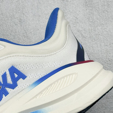 Hoka One One Bondi 9 机能缓震跑鞋 #鞋面部分采用工程网眼面料,可以确保必要的透气性能。使用了全新的 Hoka One One Bondi 9 机能缓震跑鞋 #鞋面部分采用工程网眼面料,可以确保必要的透气性能。使用了全新的