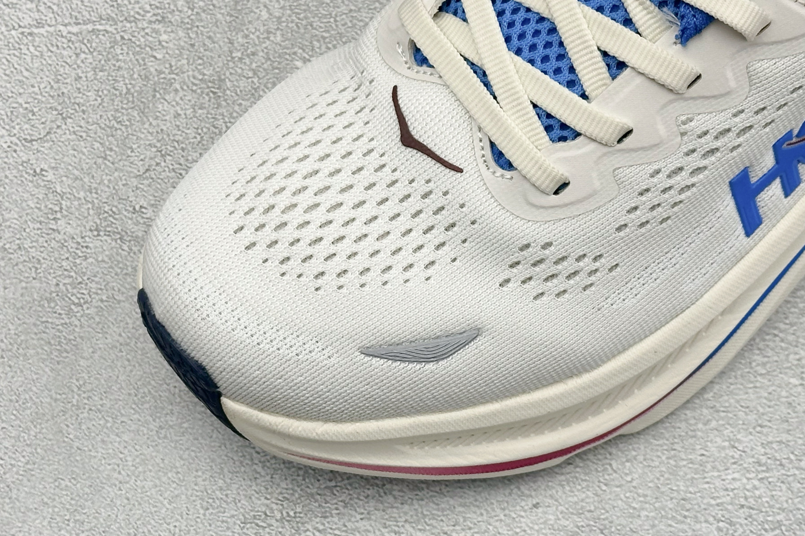 Hoka One One Bondi 9 机能缓震跑鞋 #鞋面部分采用工程网眼面料,可以确保必要的透气性能。使用了全新的 Hoka One One Bondi 9 机能缓震跑鞋 #鞋面部分采用工程网眼面料,可以确保必要的透气性能。使用了全新的