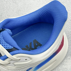 Hoka One One Bondi 9 机能缓震跑鞋 #鞋面部分采用工程网眼面料,可以确保必要的透气性能。使用了全新的 Hoka One One Bondi 9 机能缓震跑鞋 #鞋面部分采用工程网眼面料,可以确保必要的透气性能。使用了全新的