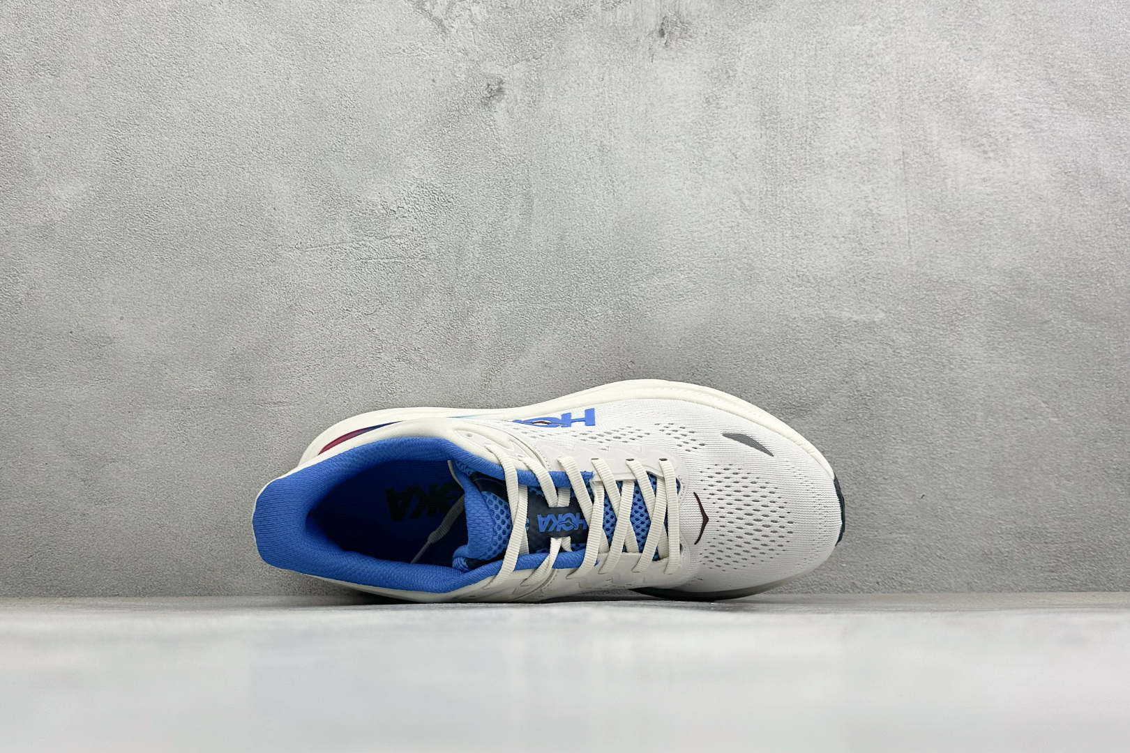 Hoka One One Bondi 9 机能缓震跑鞋 #鞋面部分采用工程网眼面料,可以确保必要的透气性能。使用了全新的 Hoka One One Bondi 9 机能缓震跑鞋 #鞋面部分采用工程网眼面料,可以确保必要的透气性能。使用了全新的