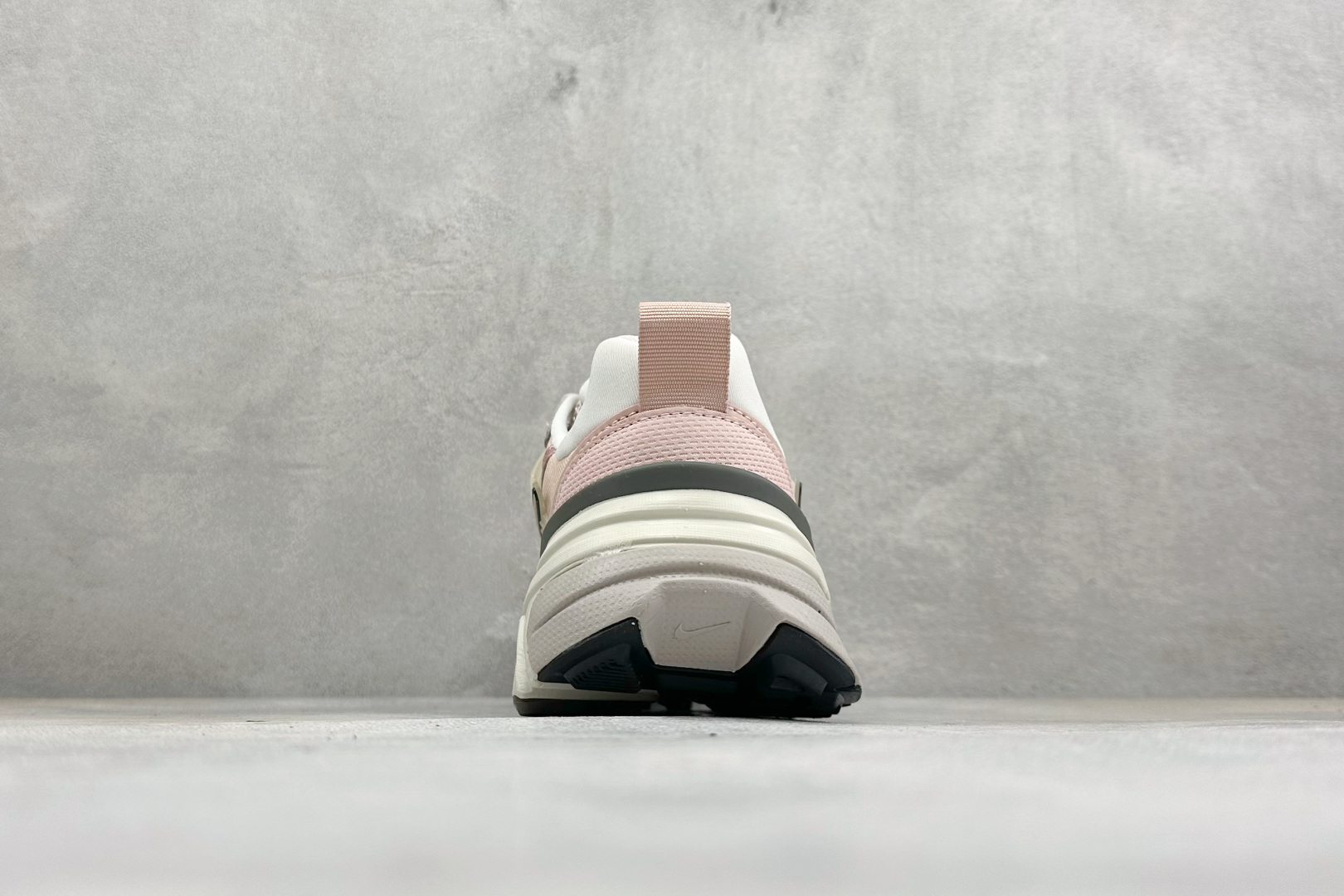 NIKE V2K Runtekk 减震防滑复古低帮跑步鞋 材质上使用大面积网眼 皮革 TPU 组成 支撑和透气性肯定不错