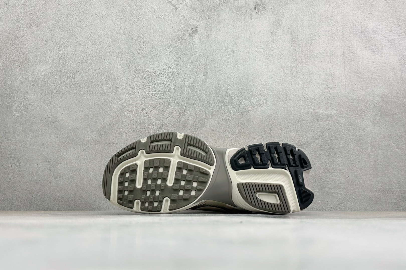 NIKE V2K Runtekk 减震防滑复古低帮跑步鞋 材质上使用大面积网眼 皮革 TPU 组成 支撑和透气性肯定不错
