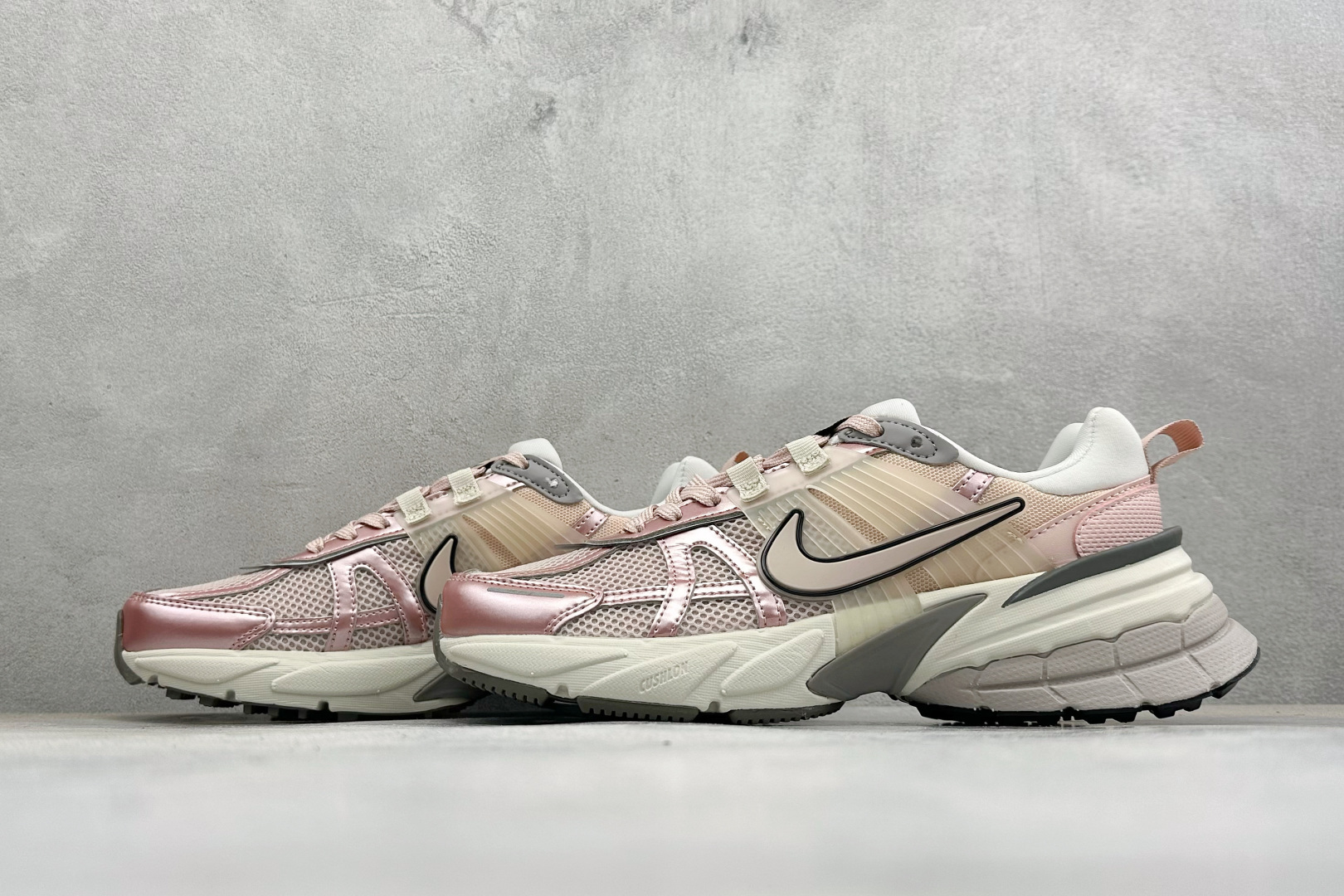 NIKE V2K Runtekk 减震防滑复古低帮跑步鞋 材质上使用大面积网眼 皮革 TPU 组成 支撑和透气性肯定不错
