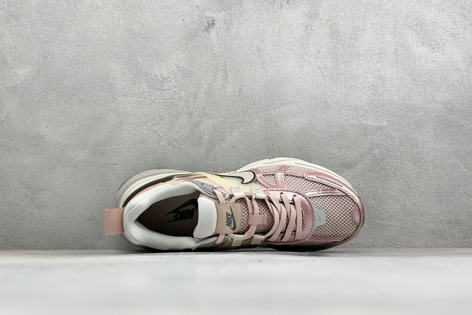 NIKE V2K Runtekk 减震防滑复古低帮跑步鞋 材质上使用大面积网眼 皮革 TPU 组成 支撑和透气性肯定不错