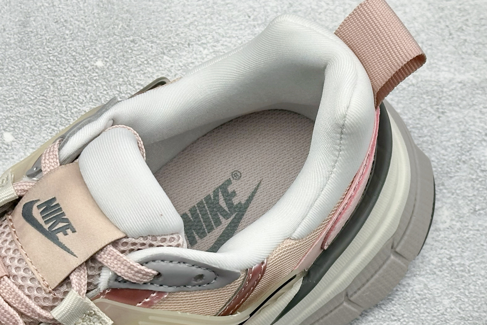 NIKE V2K Runtekk 减震防滑复古低帮跑步鞋 材质上使用大面积网眼 皮革 TPU 组成 支撑和透气性肯定不错