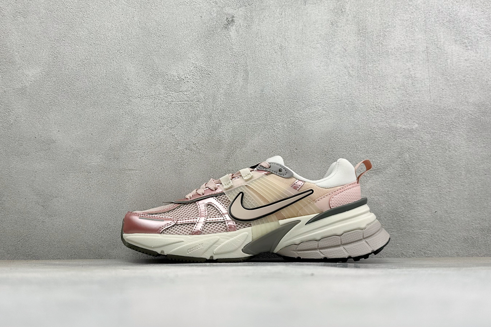 NIKE V2K Runtekk 减震防滑复古低帮跑步鞋 材质上使用大面积网眼 皮革 TPU 组成 支撑和透气性肯定不错 NIKE V2K Runtekk 减震防滑复古低帮跑步鞋 材质上使用大面积网眼 皮革 TPU 组成 支撑和透气性肯定不错