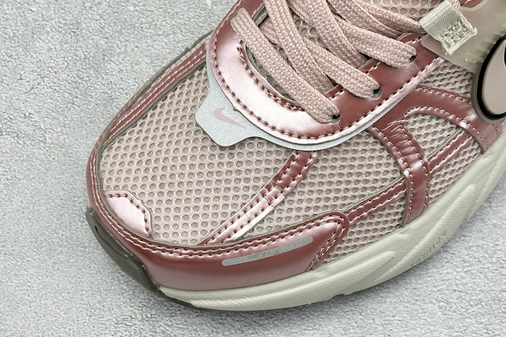 NIKE V2K Runtekk 减震防滑复古低帮跑步鞋 材质上使用大面积网眼 皮革 TPU 组成 支撑和透气性肯定不错