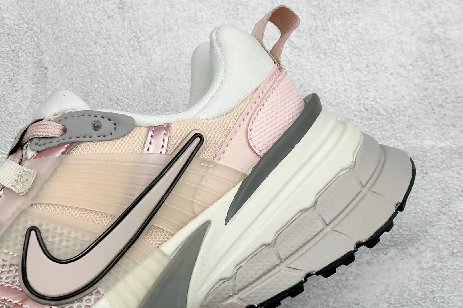 NIKE V2K Runtekk 减震防滑复古低帮跑步鞋 材质上使用大面积网眼 皮革 TPU 组成 支撑和透气性肯定不错