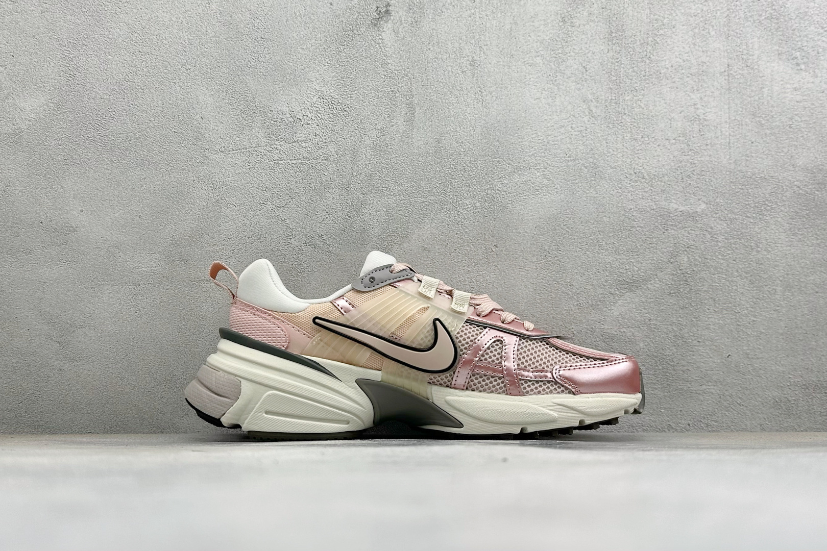 NIKE V2K Runtekk 减震防滑复古低帮跑步鞋 材质上使用大面积网眼 皮革 TPU 组成 支撑和透气性肯定不错