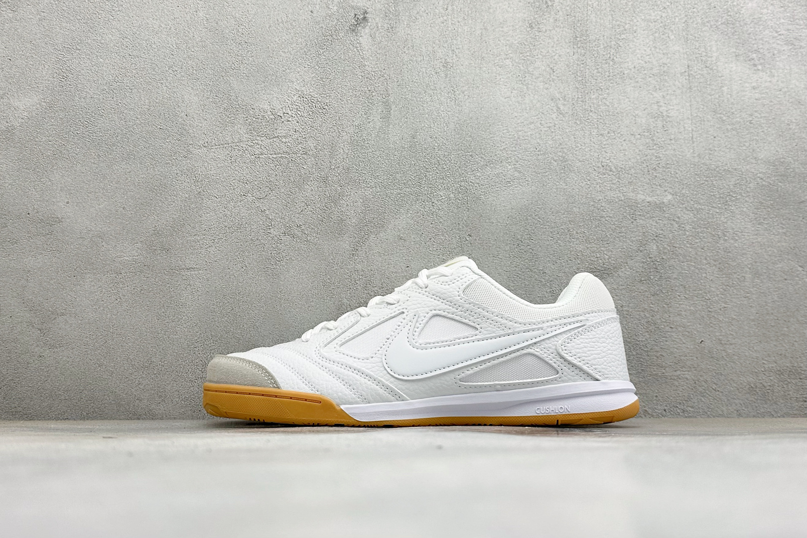 NIKE GATO 低帮生活休闲鞋 透气网布眼融入皮革,织和物合成材质覆面,营造21世初纪的畅跑美学概念。泡棉中底盈轻缓 NIKE GATO 低帮生活休闲鞋 透气网布眼融入皮革,织和物合成材质覆面,营造21世初纪的畅跑美学概念。泡棉中底盈轻缓