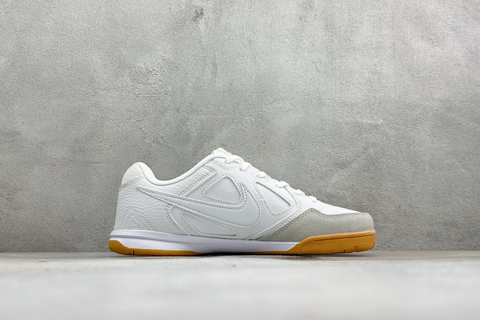 NIKE GATO 低帮生活休闲鞋 透气网布眼融入皮革,织和物合成材质覆面,营造21世初纪的畅跑美学概念。泡棉中底盈轻缓 NIKE GATO 低帮生活休闲鞋 透气网布眼融入皮革,织和物合成材质覆面,营造21世初纪的畅跑美学概念。泡棉中底盈轻缓