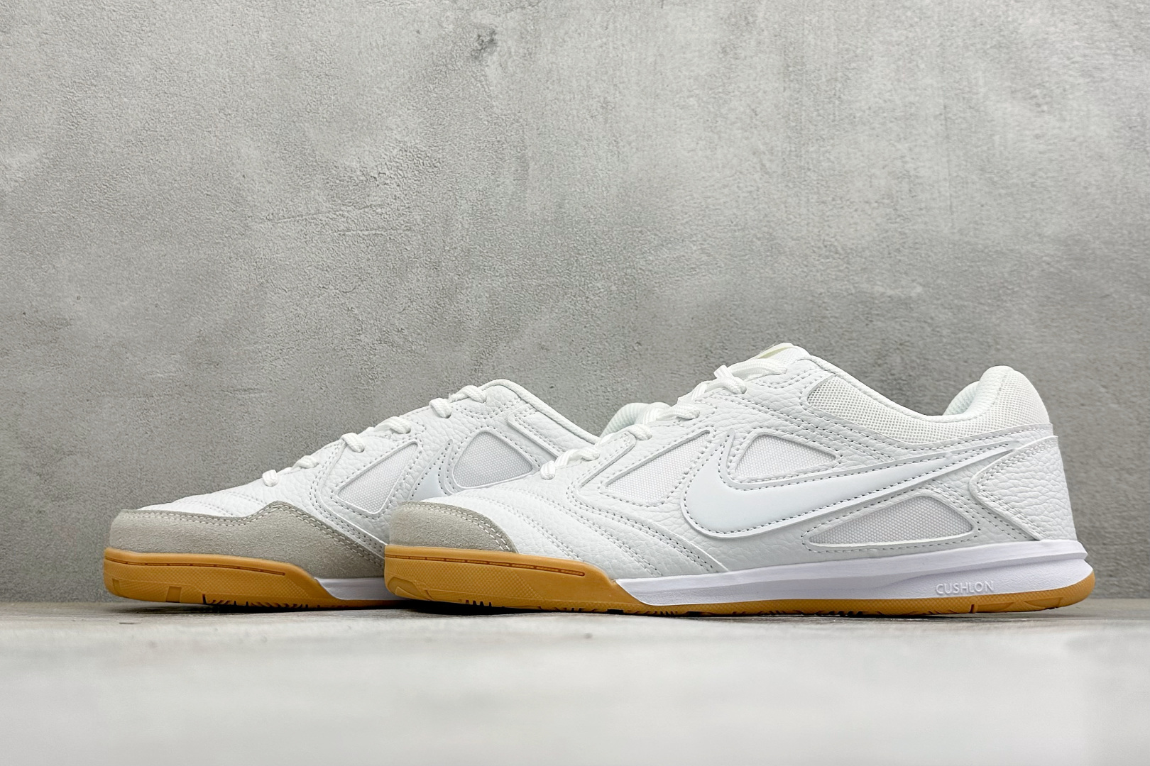 NIKE GATO 低帮生活休闲鞋 透气网布眼融入皮革,织和物合成材质覆面,营造21世初纪的畅跑美学概念。泡棉中底盈轻缓 NIKE GATO 低帮生活休闲鞋 透气网布眼融入皮革,织和物合成材质覆面,营造21世初纪的畅跑美学概念。泡棉中底盈轻缓