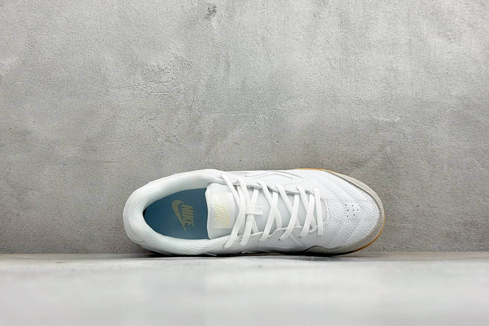 NIKE GATO 低帮生活休闲鞋 透气网布眼融入皮革,织和物合成材质覆面,营造21世初纪的畅跑美学概念。泡棉中底盈轻缓 NIKE GATO 低帮生活休闲鞋 透气网布眼融入皮革,织和物合成材质覆面,营造21世初纪的畅跑美学概念。泡棉中底盈轻缓