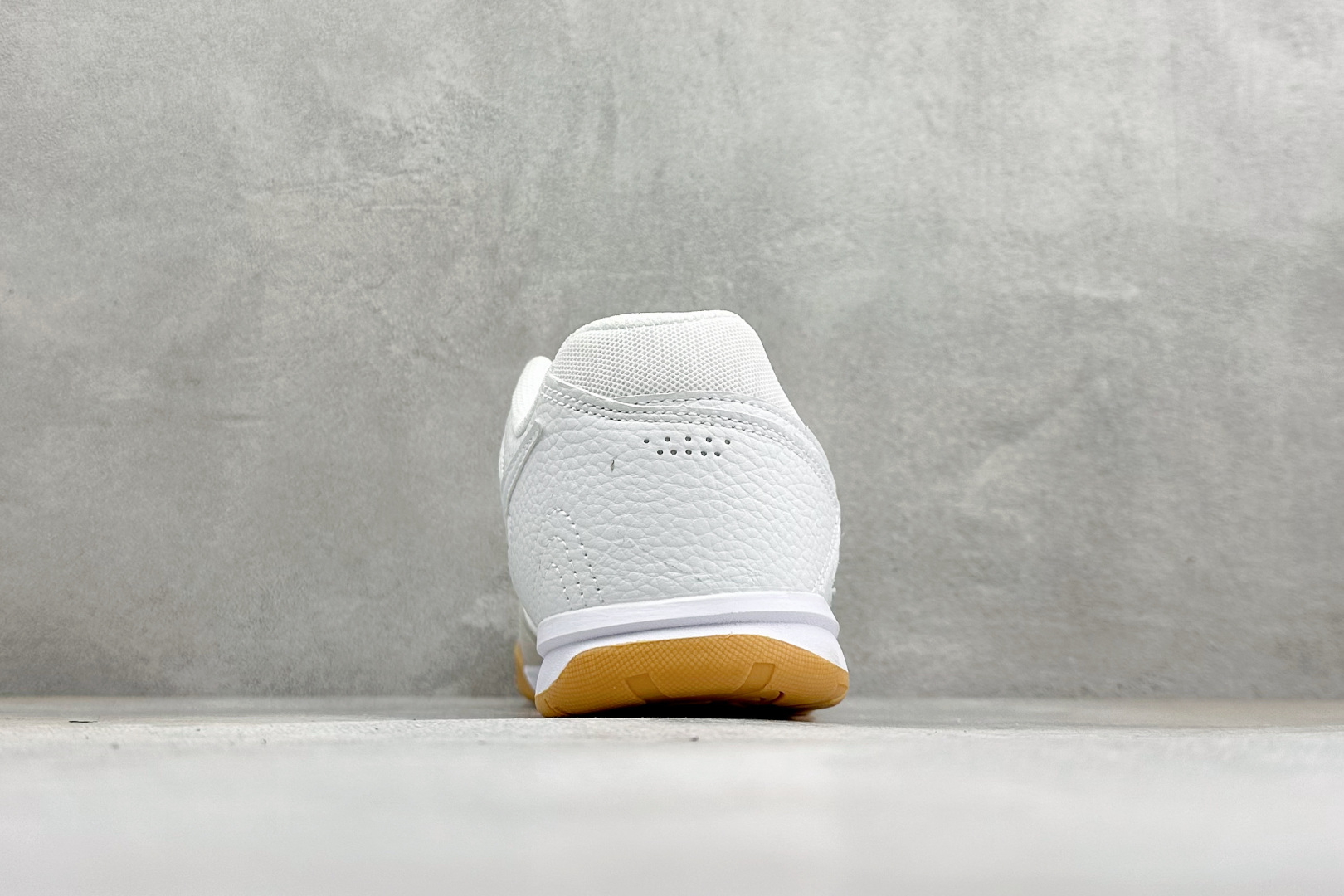 NIKE GATO 低帮生活休闲鞋 透气网布眼融入皮革,织和物合成材质覆面,营造21世初纪的畅跑美学概念。泡棉中底盈轻缓 NIKE GATO 低帮生活休闲鞋 透气网布眼融入皮革,织和物合成材质覆面,营造21世初纪的畅跑美学概念。泡棉中底盈轻缓
