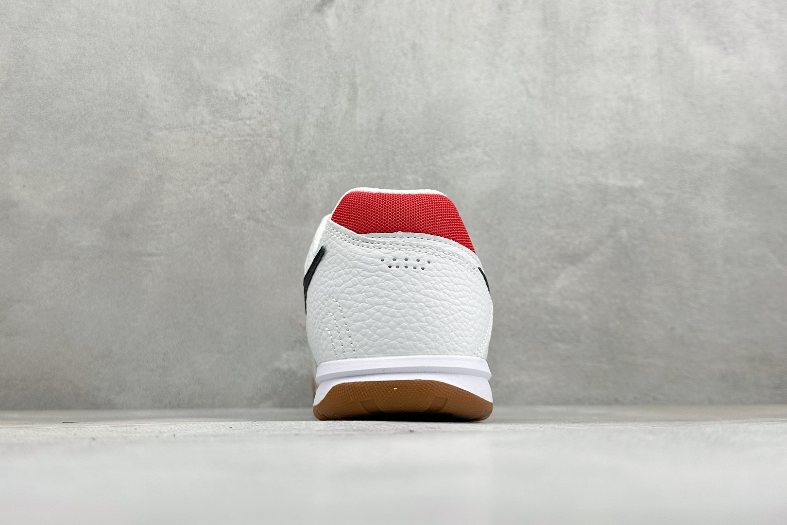 NIKE GATO 低帮生活休闲鞋 透气网布眼融入皮革，织和物合成材质覆面，营造21世初纪的畅跑美学概念。泡棉中底盈轻缓