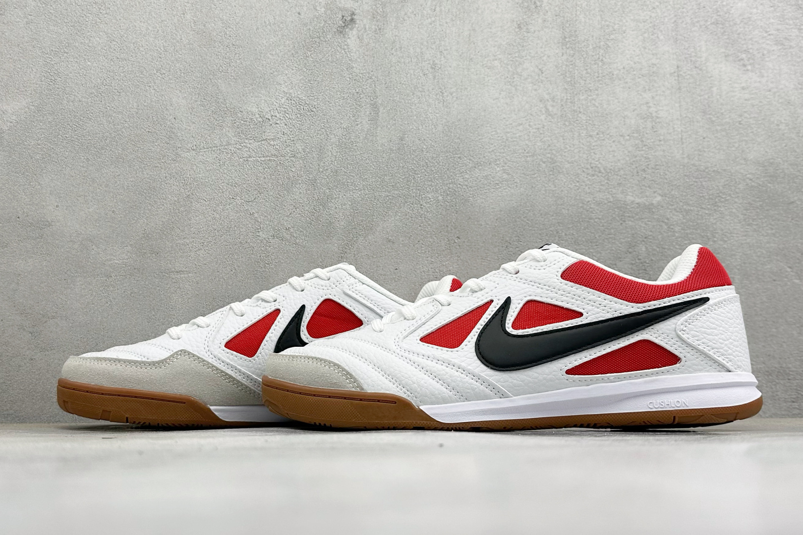 NIKE GATO 低帮生活休闲鞋 透气网布眼融入皮革，织和物合成材质覆面，营造21世初纪的畅跑美学概念。泡棉中底盈轻缓