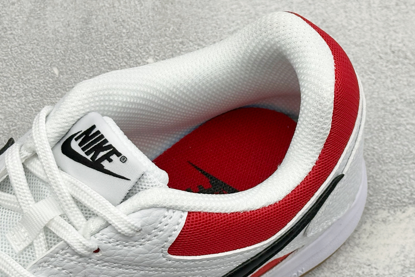 NIKE GATO 低帮生活休闲鞋 透气网布眼融入皮革，织和物合成材质覆面，营造21世初纪的畅跑美学概念。泡棉中底盈轻缓