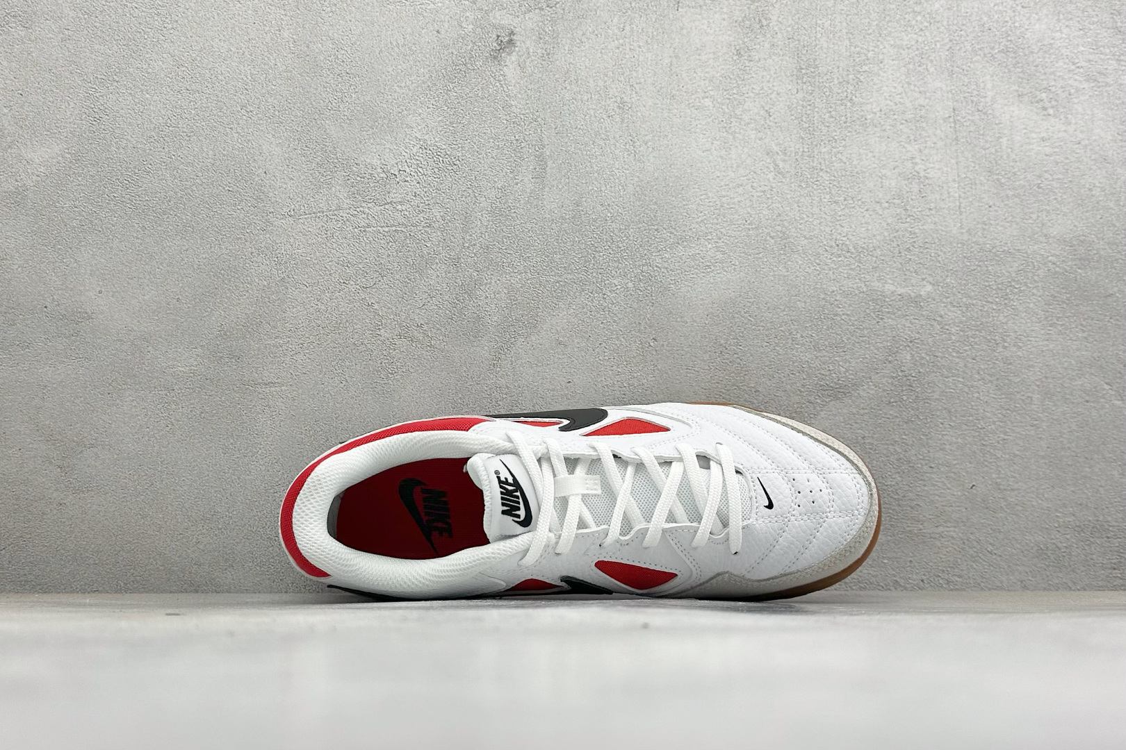 NIKE GATO 低帮生活休闲鞋 透气网布眼融入皮革，织和物合成材质覆面，营造21世初纪的畅跑美学概念。泡棉中底盈轻缓