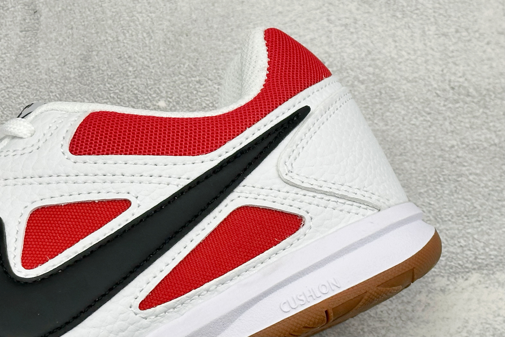 NIKE GATO 低帮生活休闲鞋 透气网布眼融入皮革，织和物合成材质覆面，营造21世初纪的畅跑美学概念。泡棉中底盈轻缓