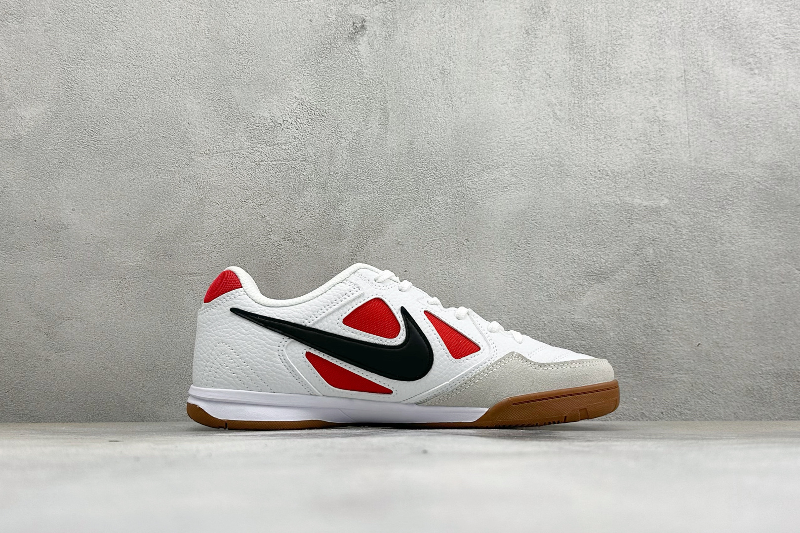 NIKE GATO 低帮生活休闲鞋 透气网布眼融入皮革，织和物合成材质覆面，营造21世初纪的畅跑美学概念。泡棉中底盈轻缓