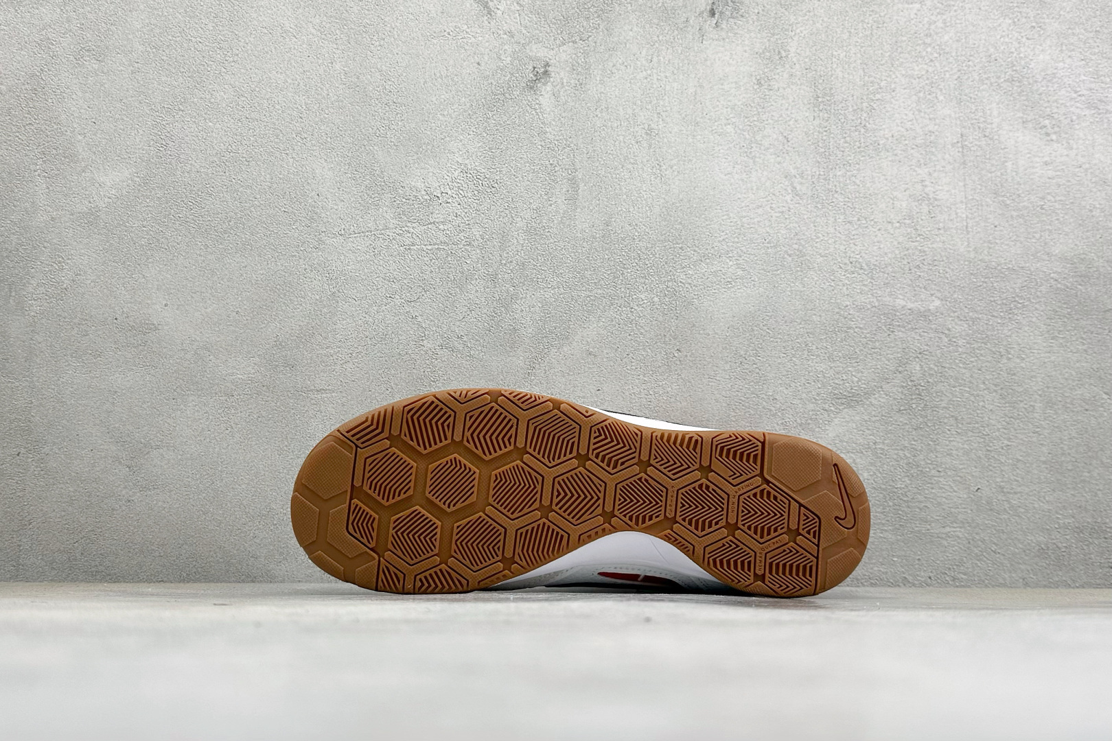 NIKE GATO 低帮生活休闲鞋 透气网布眼融入皮革，织和物合成材质覆面，营造21世初纪的畅跑美学概念。泡棉中底盈轻缓