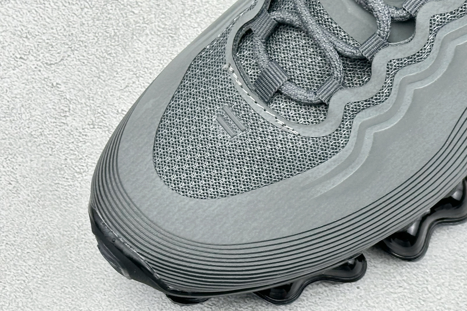 Nike Air Liquid Max 耐克气垫跑步鞋 货号：IQ7635–004 尺码：40-46没半码 