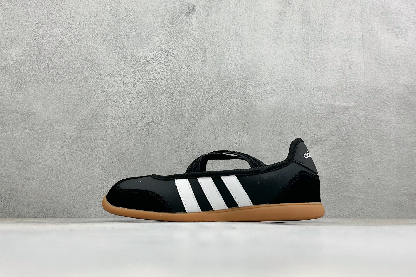 Adidas Barreda Mary Jane 舒适贴合 轻便平跟 阿迪低帮休闲玛丽珍鞋 货号: LA4273 尺码: Adidas Barreda Mary Jane 舒适贴合 轻便平跟 阿迪低帮休闲玛丽珍鞋 货号: LA4273 尺码: