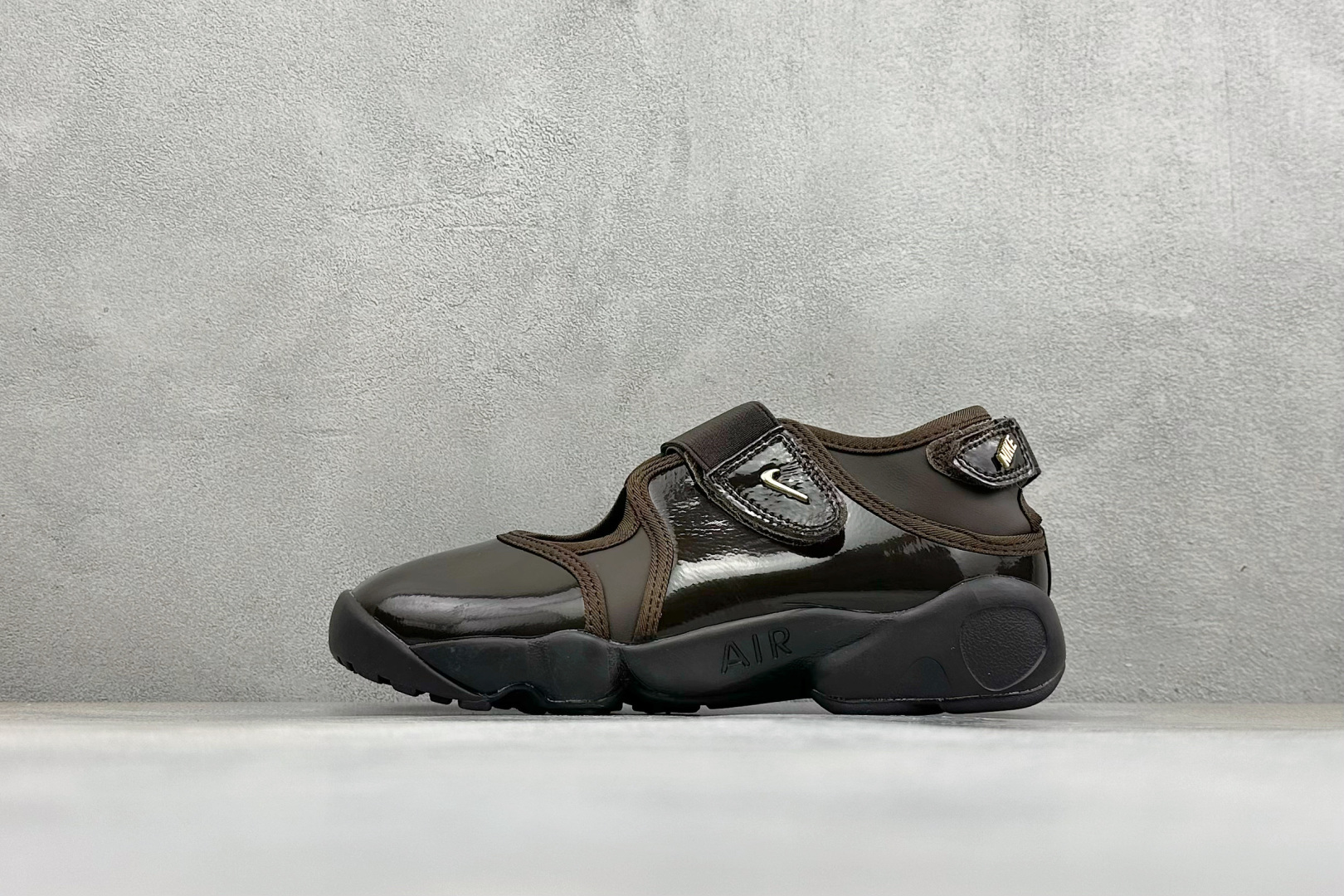 HY版Nike Air Rift 阿迪系列生活休闲鞋 #将芭蕾平底鞋的优雅与独特的分趾设计相结合,并配备 Nike Ai HY版Nike Air Rift 阿迪系列生活休闲鞋 #将芭蕾平底鞋的优雅与独特的分趾设计相结合,并配备 Nike Ai