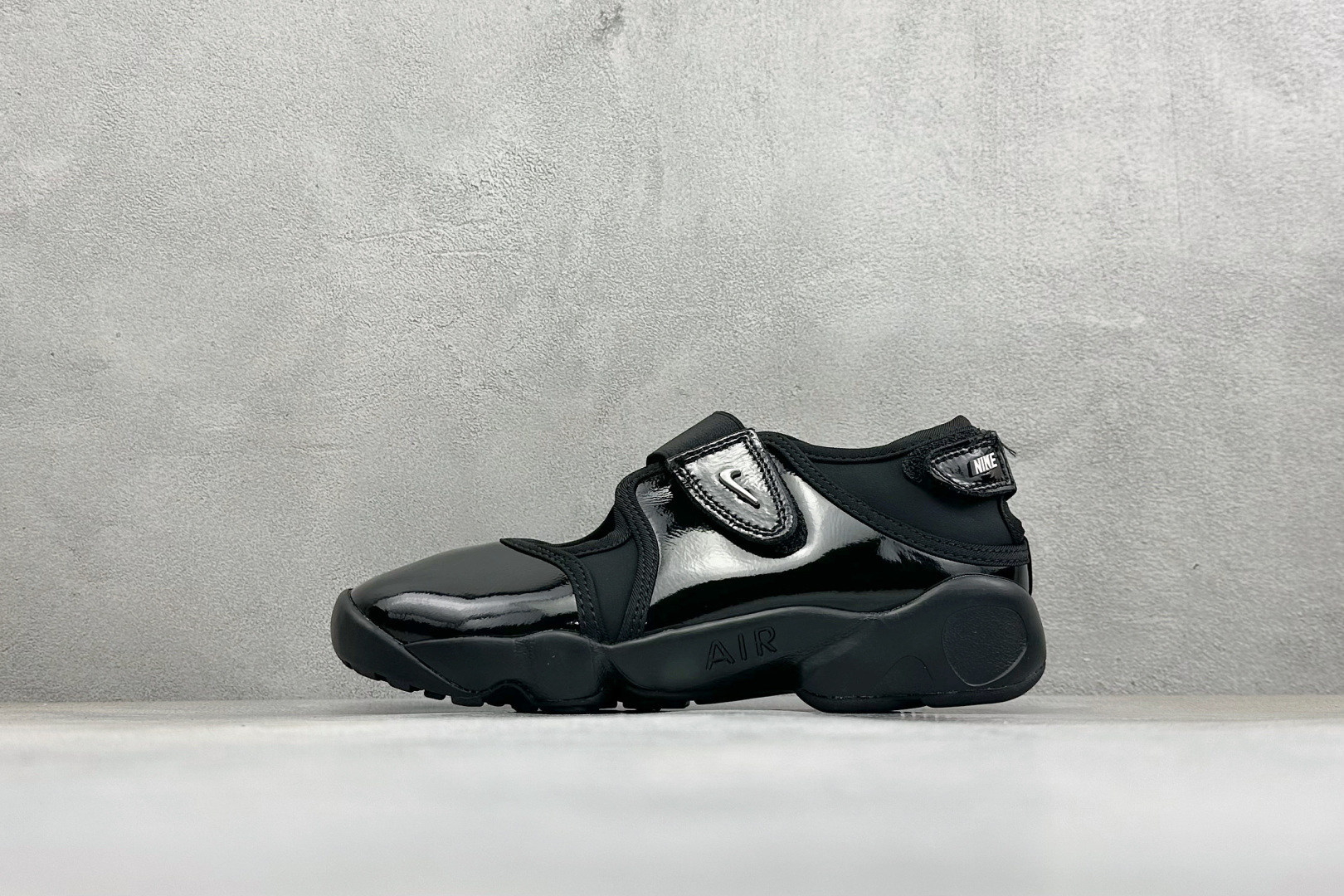 HY版Nike Air Rift 阿迪系列生活休闲鞋 #将芭蕾平底鞋的优雅与独特的分趾设计相结合,并配备 Nike Ai HY版Nike Air Rift 阿迪系列生活休闲鞋 #将芭蕾平底鞋的优雅与独特的分趾设计相结合,并配备 Nike Ai