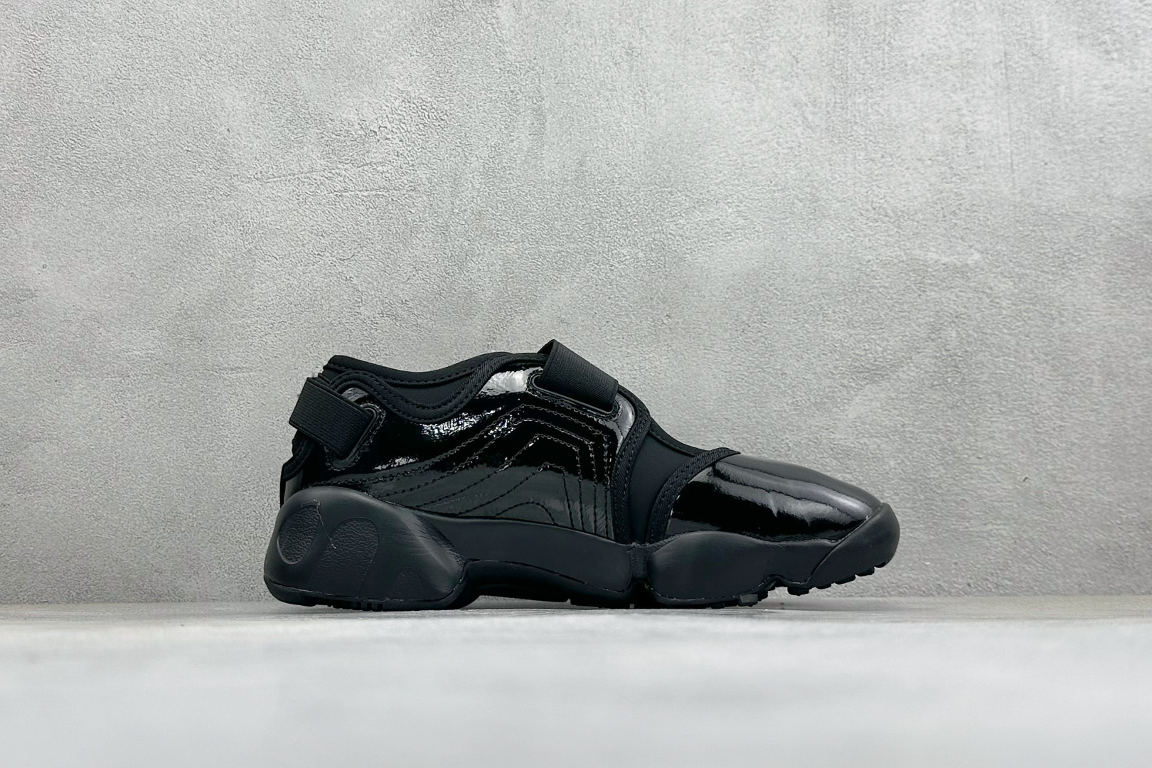 HY版Nike Air Rift 阿迪系列生活休闲鞋 #将芭蕾平底鞋的优雅与独特的分趾设计相结合,并配备 Nike Ai HY版Nike Air Rift 阿迪系列生活休闲鞋 #将芭蕾平底鞋的优雅与独特的分趾设计相结合,并配备 Nike Ai