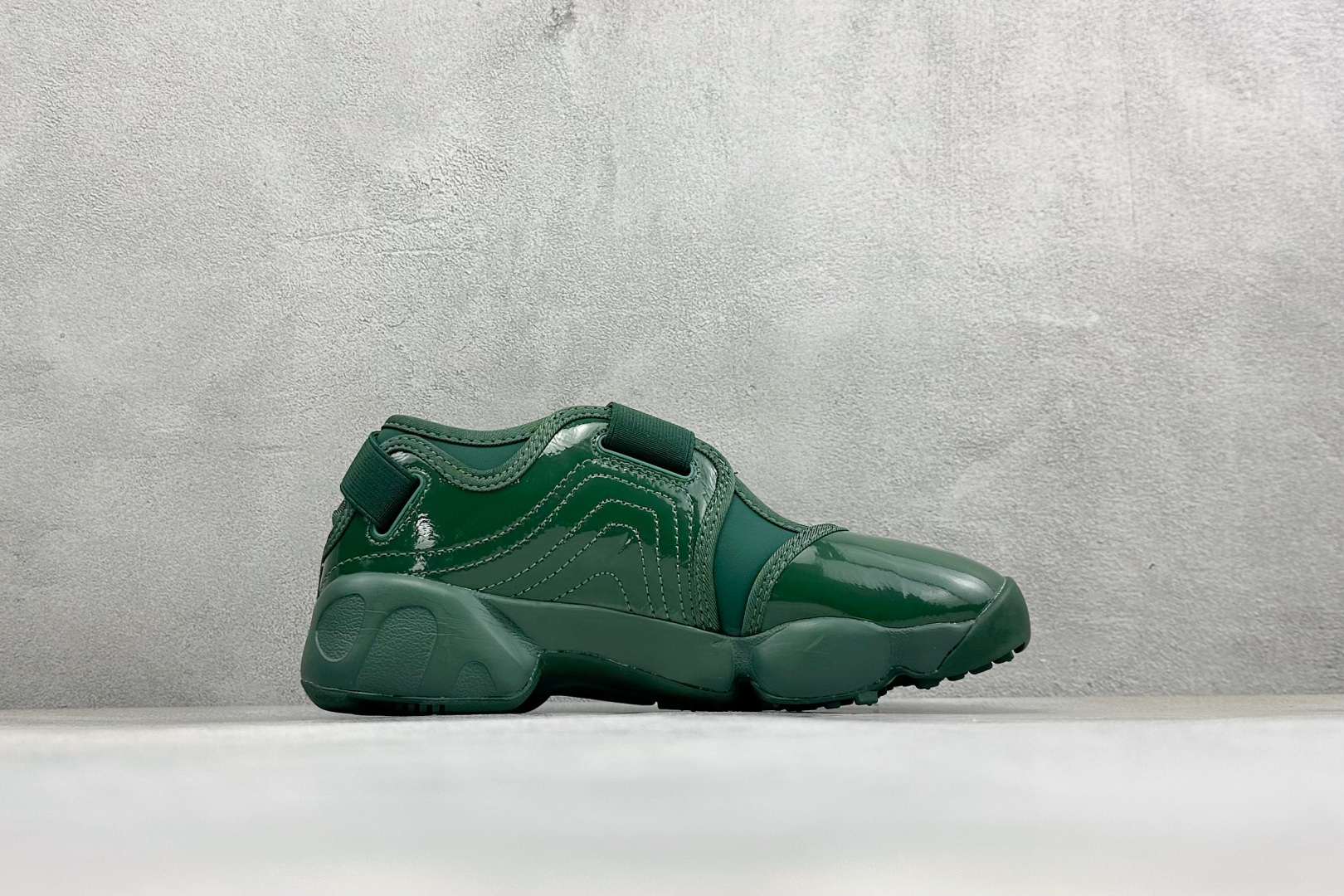 HY版Nike Air Rift 阿迪系列生活休闲鞋 #将芭蕾平底鞋的优雅与独特的分趾设计相结合,并配备 Nike Ai HY版Nike Air Rift 阿迪系列生活休闲鞋 #将芭蕾平底鞋的优雅与独特的分趾设计相结合,并配备 Nike Ai