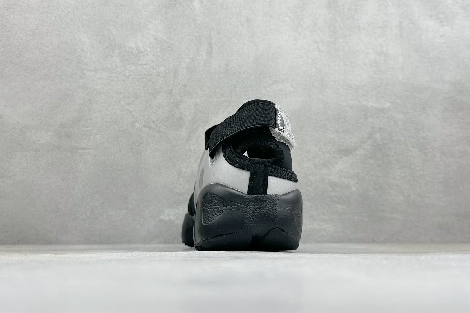 HY版Nike Air Rift 阿迪系列生活休闲鞋 #将芭蕾平底鞋的优雅与独特的分趾设计相结合，并配备 Nike Ai