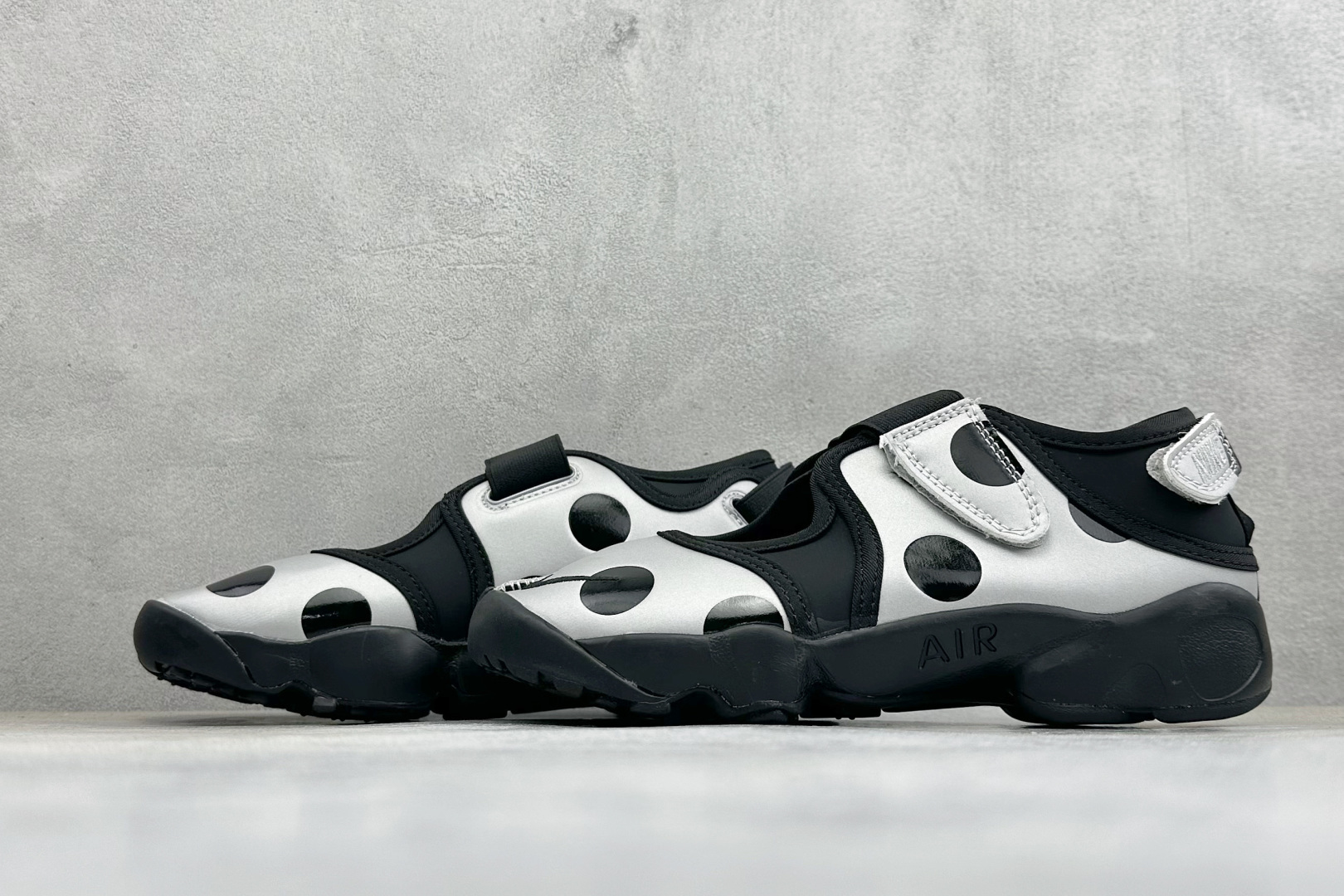 HY版Nike Air Rift 阿迪系列生活休闲鞋 #将芭蕾平底鞋的优雅与独特的分趾设计相结合，并配备 Nike Ai