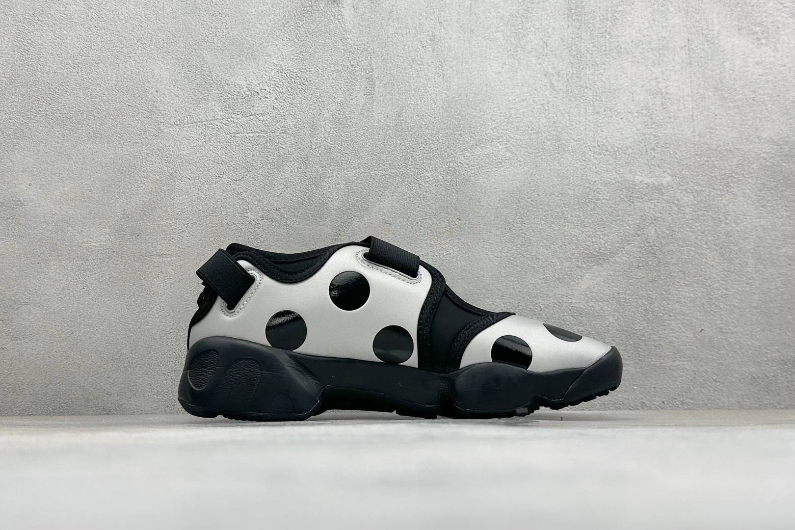 HY版Nike Air Rift 阿迪系列生活休闲鞋 #将芭蕾平底鞋的优雅与独特的分趾设计相结合，并配备 Nike Ai