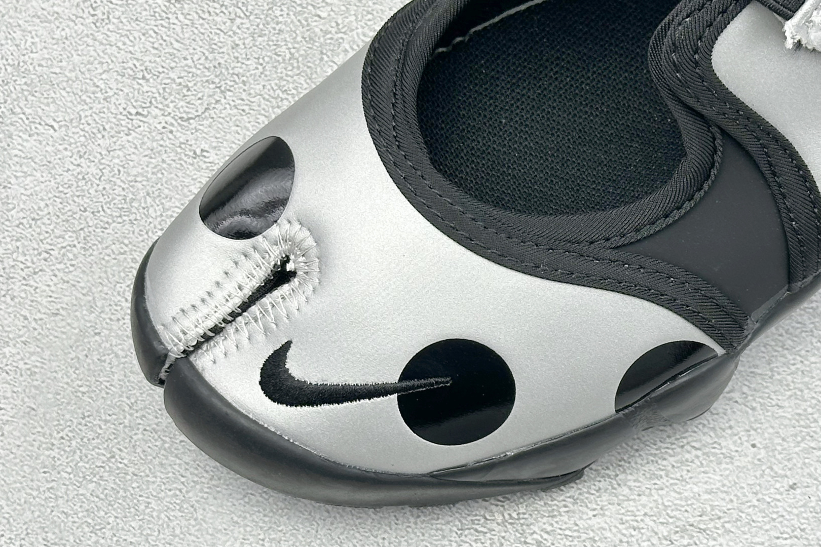 HY版Nike Air Rift 阿迪系列生活休闲鞋 #将芭蕾平底鞋的优雅与独特的分趾设计相结合，并配备 Nike Ai